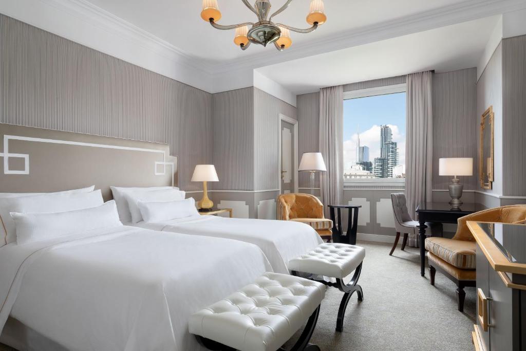 Кровать или кровати в номере The Westin Palace, Milan