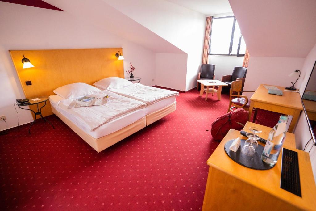 Postel nebo postele na pokoji v ubytování Hotel Löwenstein