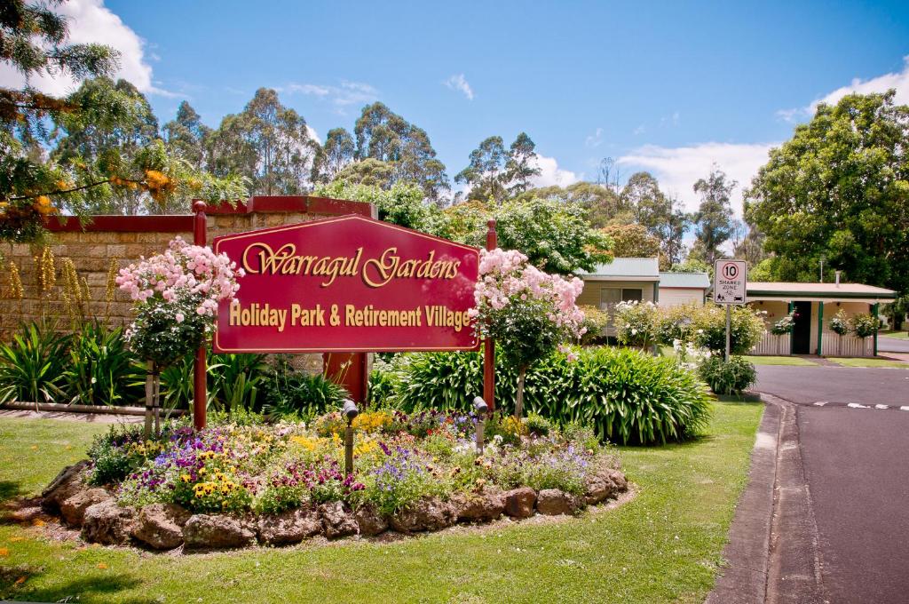 un panneau indiquant un parc de soins et une clinique indépendante dans l'établissement Warragul Gardens Holiday Park, à Warragul