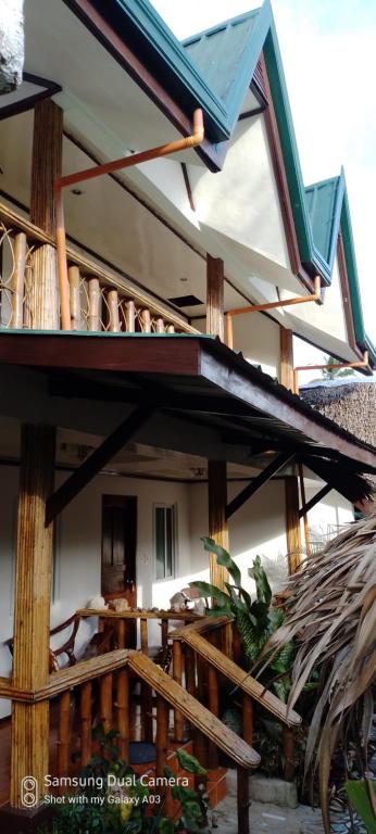 einen Außenblick auf ein Haus mit einem Balkon in der Unterkunft Dhadas place in San Vicente