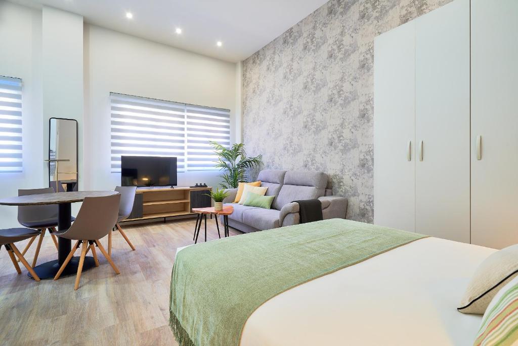 Televízia a/alebo spoločenská miestnosť v ubytovaní Del Parque Flats Estudio Capuchinos