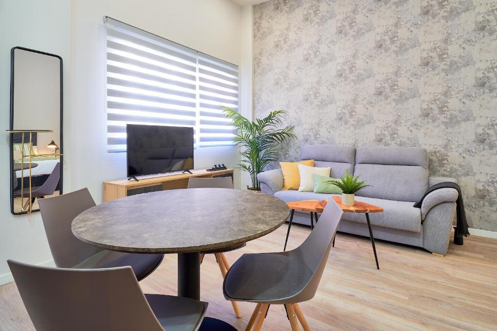 Televízia a/alebo spoločenská miestnosť v ubytovaní Del Parque Flats Estudio Capuchinos