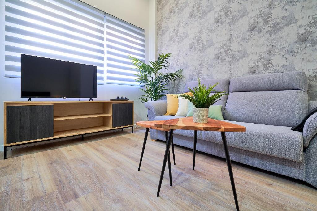 Televízia a/alebo spoločenská miestnosť v ubytovaní Del Parque Flats Estudio Capuchinos