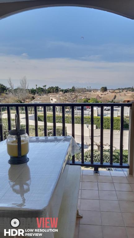 stół na balkonie z widokiem na plażę w obiekcie Les Capitelles : Appartement vue montagne en residence avec piscine -sur le front de mer w mieście Saint-Cyprien