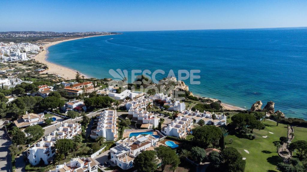 vista aerea sul resort e sulla spiaggia di Casa do Levante a Porches
