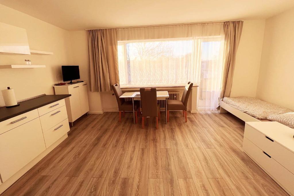 Postel nebo postele na pokoji v ubytování Cozy apartment with balcony