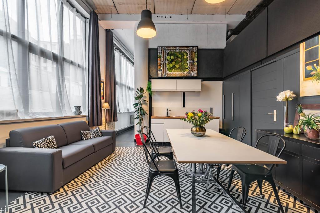 un salon avec un canapé et une table dans l'établissement Mon loft, à Asnières-sur-Seine