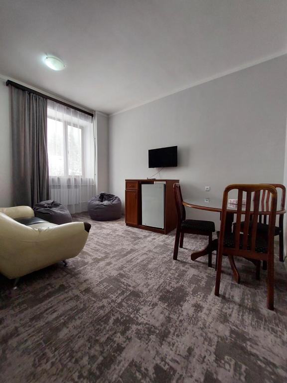 TV a/nebo společenská místnost v ubytování University Hotel Tsakhkadzor