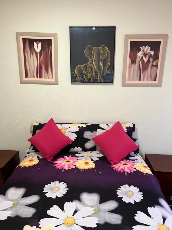 una camera da letto con un letto fiorito di APARMENT LEGAZPI a Madrid