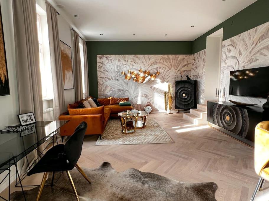 sala de estar con sofá y chimenea en Luxus Apartment Vienna Hills FREE PARKING, en Viena