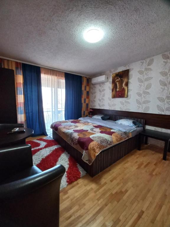 una camera con un grande letto e una finestra di Durmitor a Kumanovo
