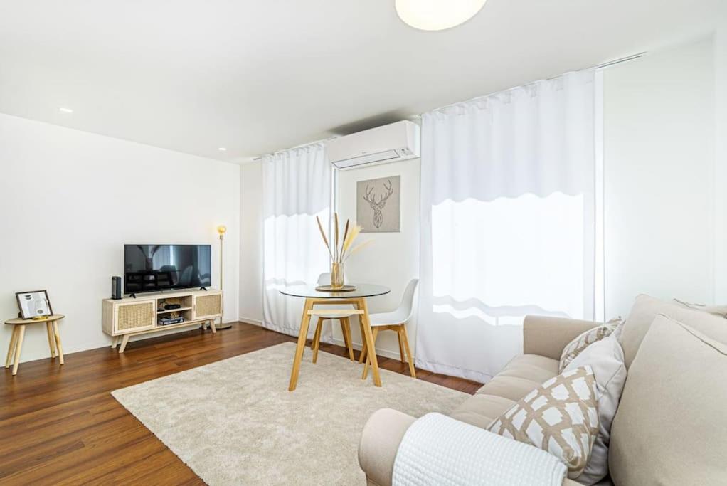 sala de estar con sofá y mesa en Bombarda Apartments VII by Innkeeper, en Oporto