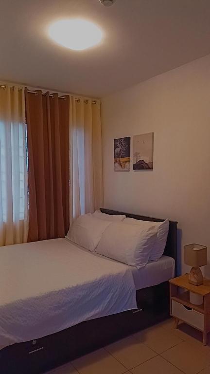 Postel nebo postele na pokoji v ubytování One Spatial Two Bedroom Condominium Unit with Pool and Gym free Netflix and wifi