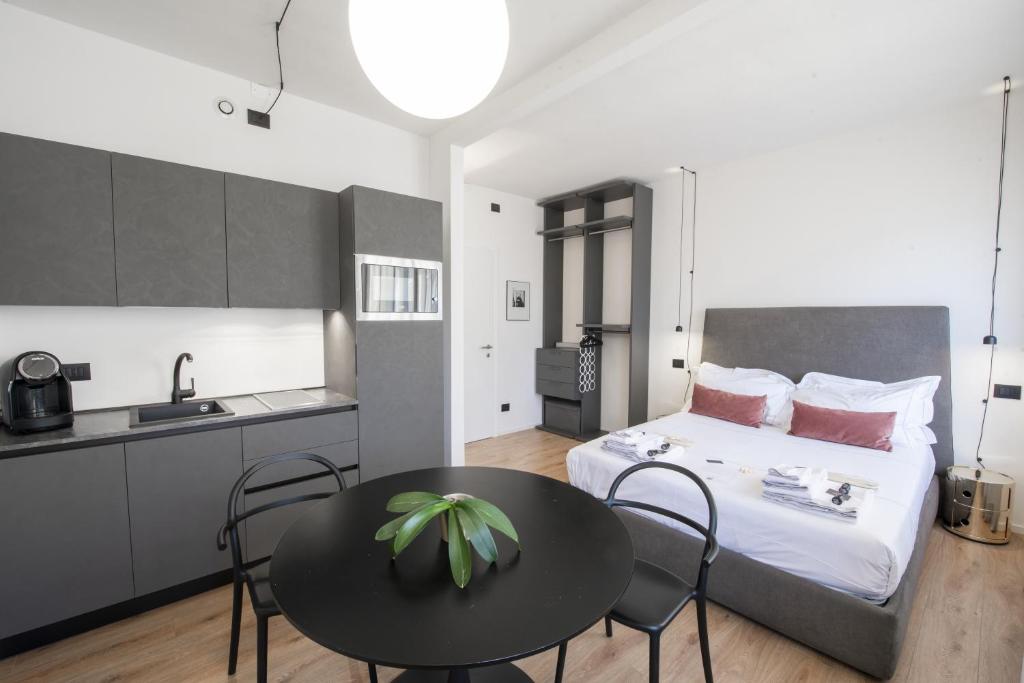 Łóżko lub łóżka w pokoju w obiekcie San Carlo Suite Torino