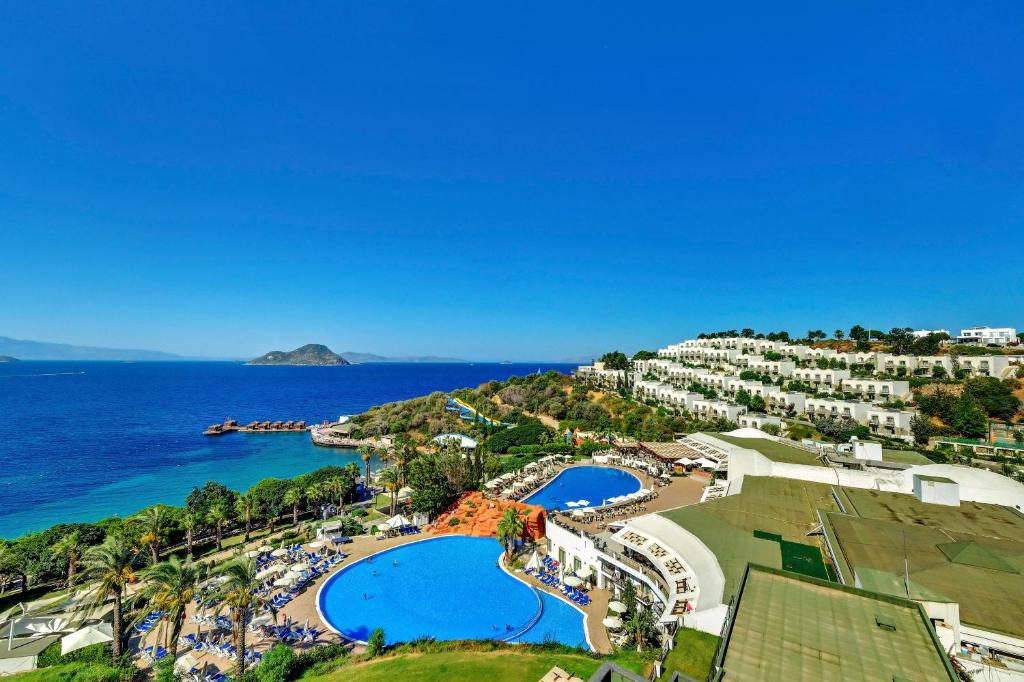 una vista aérea del complejo y del océano en Yasmin Bodrum Resort, en Gümüşlük