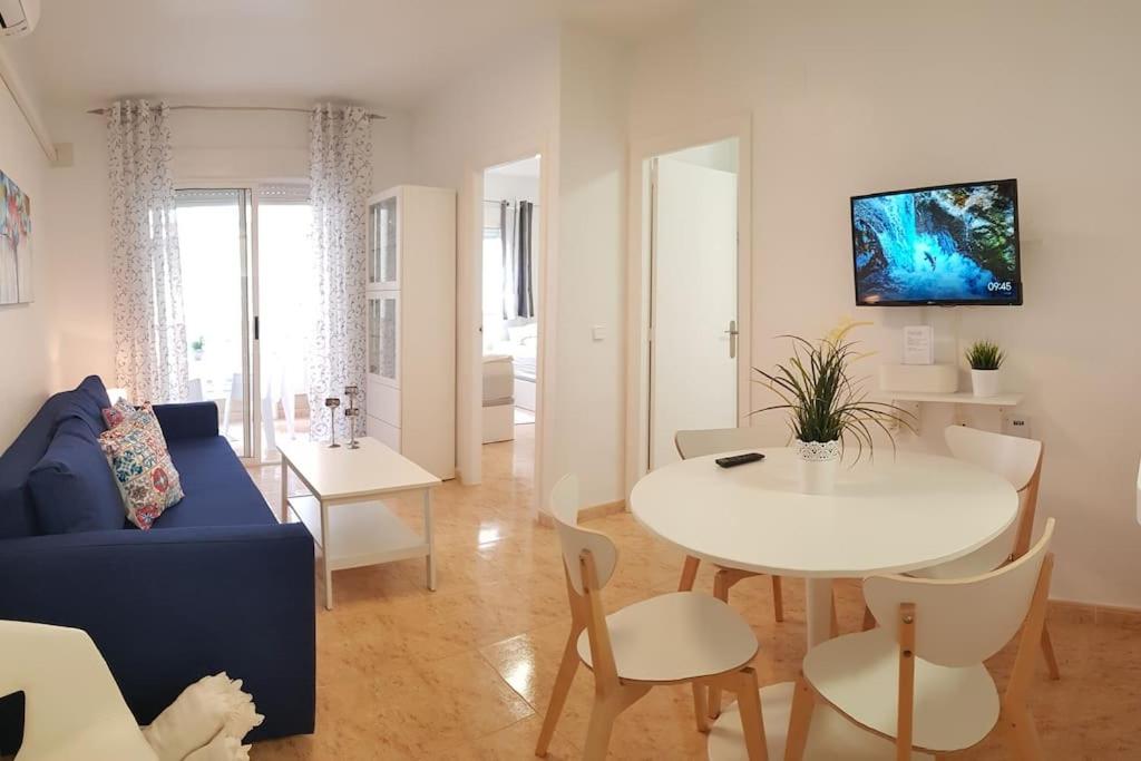 Televízia a/alebo spoločenská miestnosť v ubytovaní 2 Bedroom Apartment Torrevieja 100 m to Playa De Los Locos ,Pool