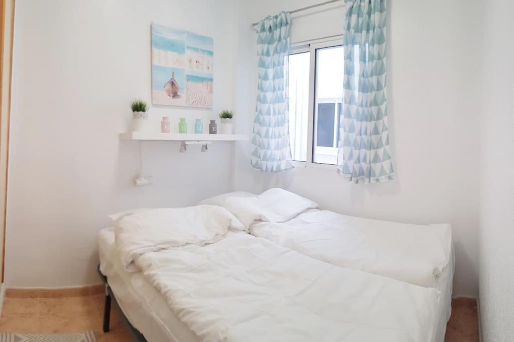 Posteľ alebo postele v izbe v ubytovaní 2 Bedroom Apartment Torrevieja 100 m to Playa De Los Locos ,Pool