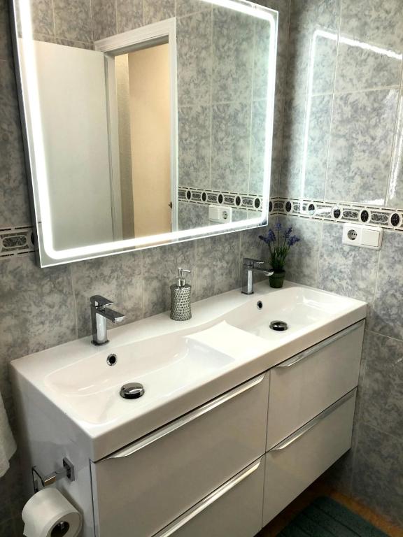 Kúpeľňa v ubytovaní 2 Bedroom Apartment Torrevieja 100 m to Playa De Los Locos ,Pool