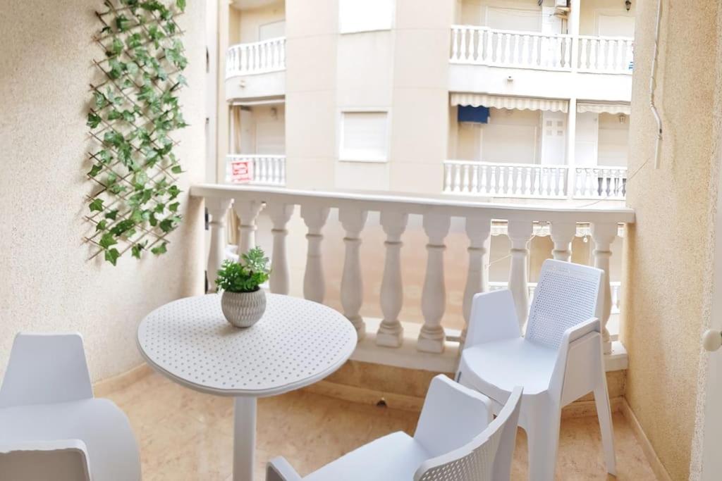 Balkón alebo terasa v ubytovaní 2 Bedroom Apartment Torrevieja 100 m to Playa De Los Locos ,Pool