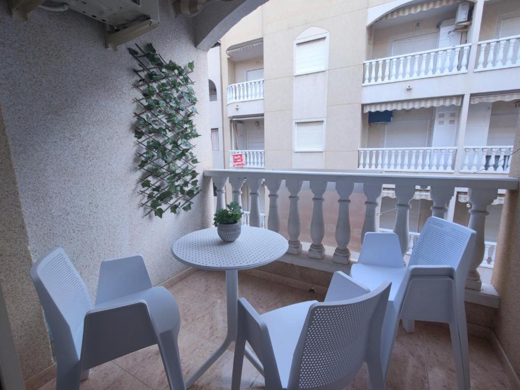 Balkón alebo terasa v ubytovaní 2 Bedroom Apartment Torrevieja 100 m to Playa De Los Locos ,Pool