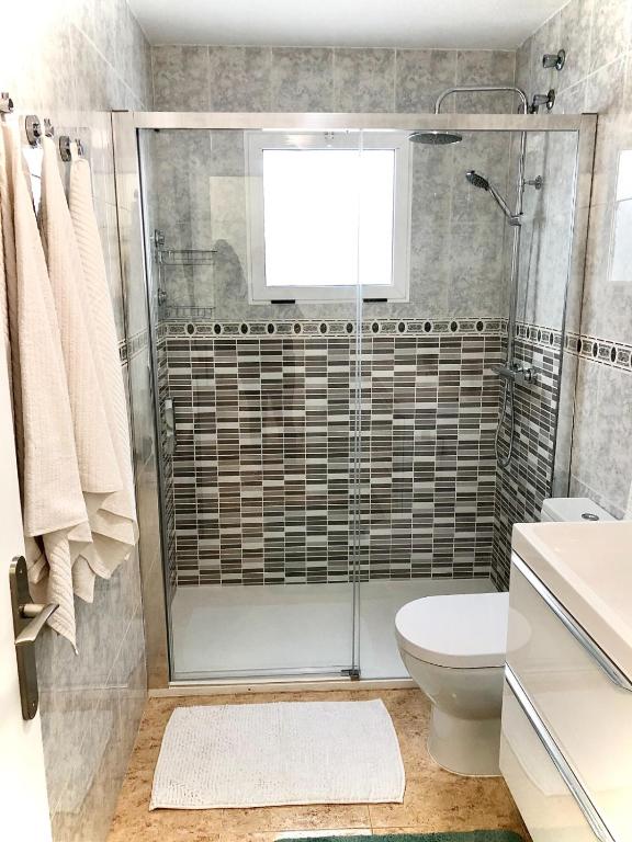 Kúpeľňa v ubytovaní 2 Bedroom Apartment Torrevieja 100 m to Playa De Los Locos ,Pool