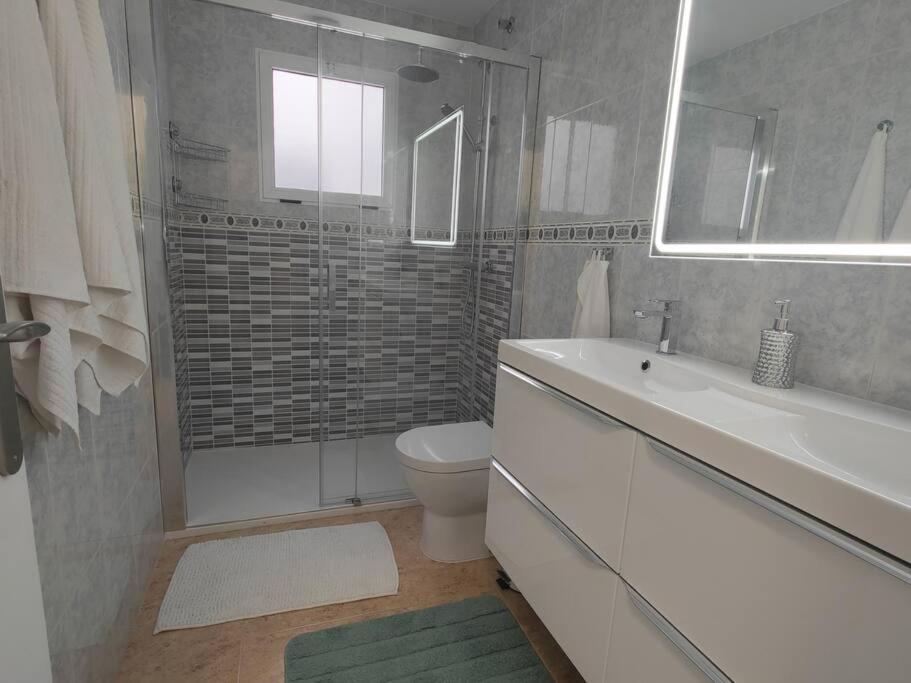 Kúpeľňa v ubytovaní 2 Bedroom Apartment Torrevieja 100 m to Playa De Los Locos ,Pool