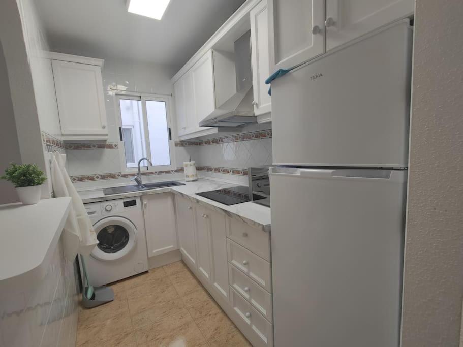 Kuchyňa alebo kuchynka v ubytovaní 2 Bedroom Apartment Torrevieja 100 m to Playa De Los Locos ,Pool