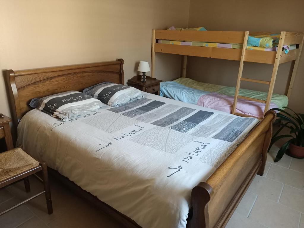 - une chambre avec des lits superposés dans l'établissement Serge et annick, à Cérans-Foulletourte