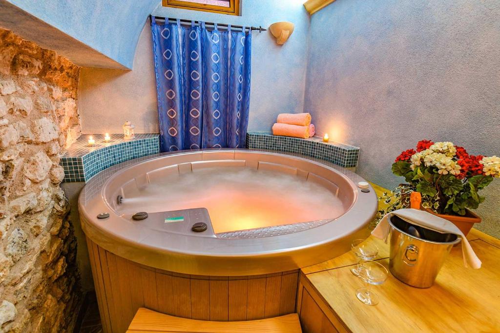 Fotografie z fotogalerie ubytování Hotel Castello v destinaci Tignale