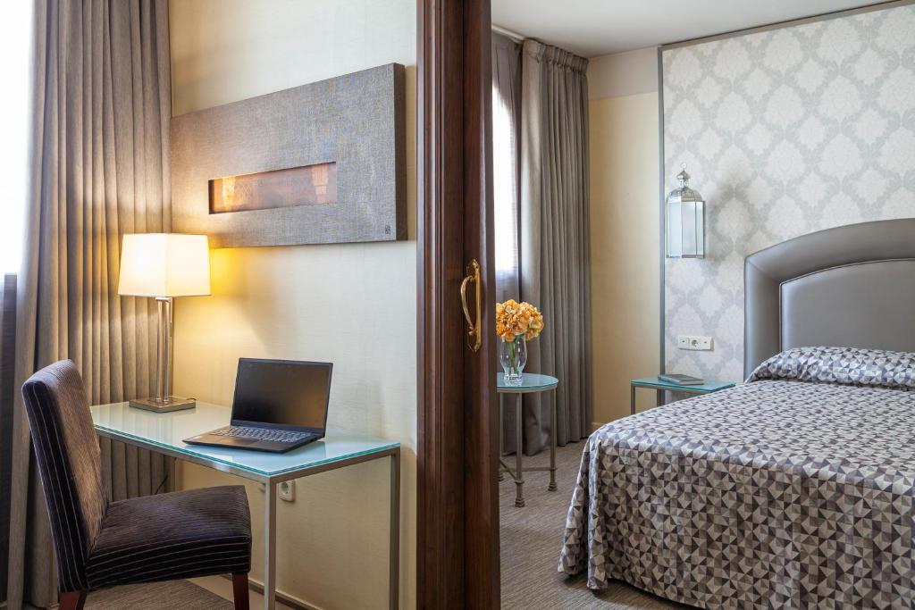 Postel nebo postele na pokoji v ubytování Hotel Macià Alfaros