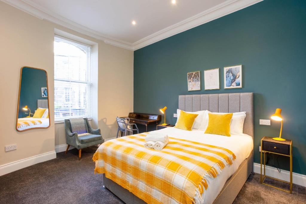 Schlafzimmer mit einem Bett, einem Schreibtisch und einem Stuhl in der Unterkunft Royal 2bed apartment City Center in Edinburgh