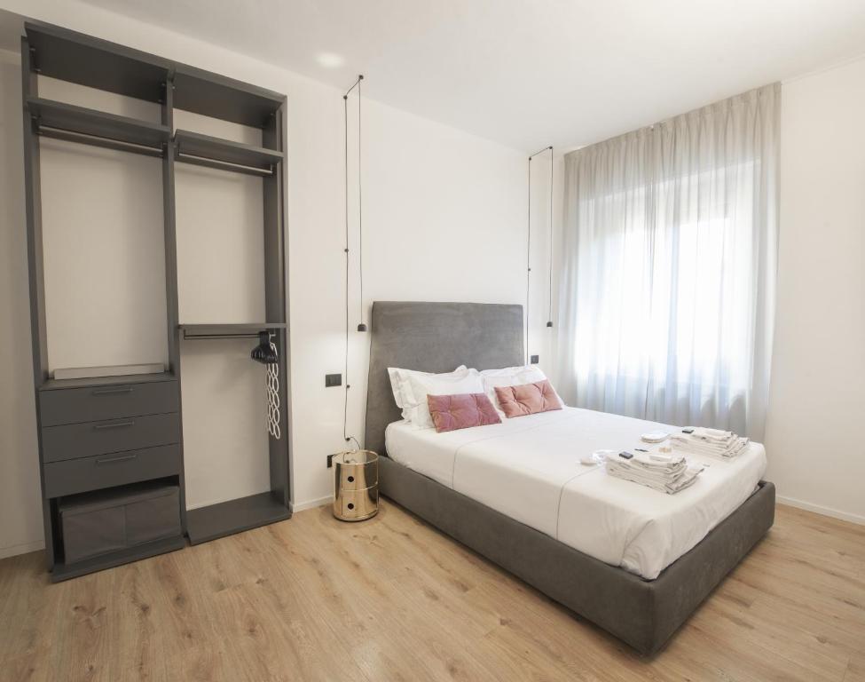 Łóżko lub łóżka w pokoju w obiekcie San Carlo Suite Torino