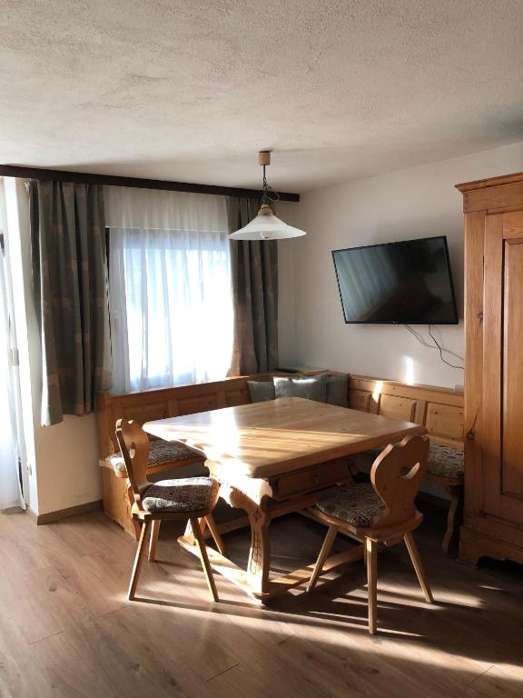 A television and/or entertainment centre at Gästehaus Baldauf