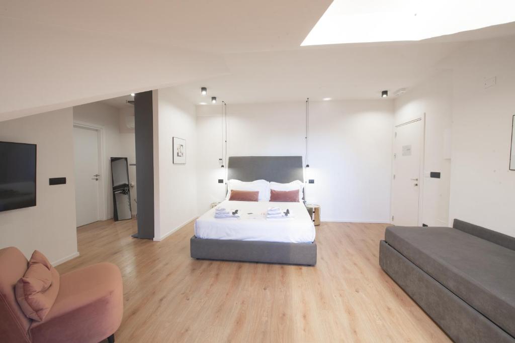 Łóżko lub łóżka w pokoju w obiekcie San Carlo Suite Torino
