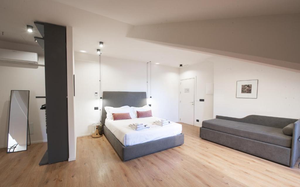 Łóżko lub łóżka w pokoju w obiekcie San Carlo Suite Torino