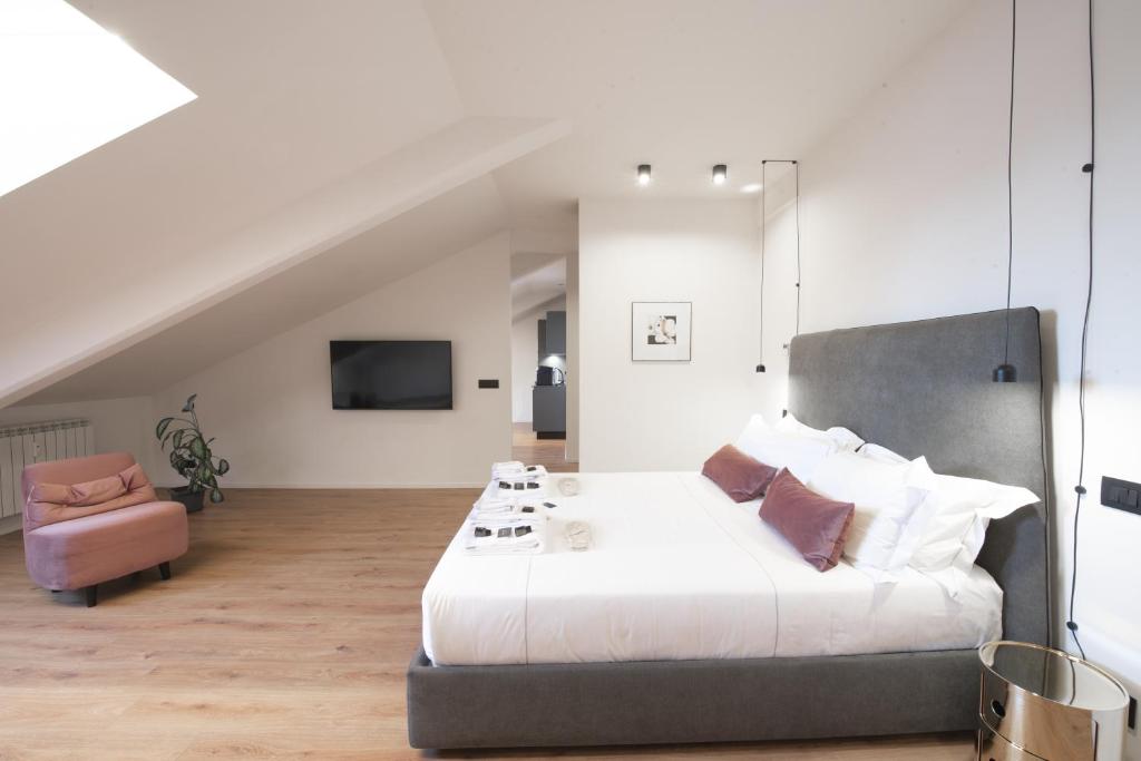 Łóżko lub łóżka w pokoju w obiekcie San Carlo Suite Torino