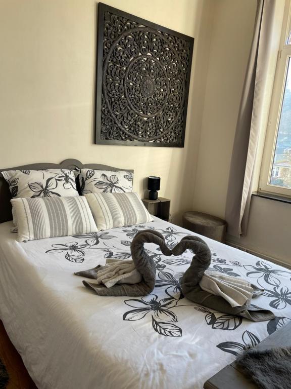 una camera da letto con un letto con due serpenti sopra di La mosane a Profondeville
