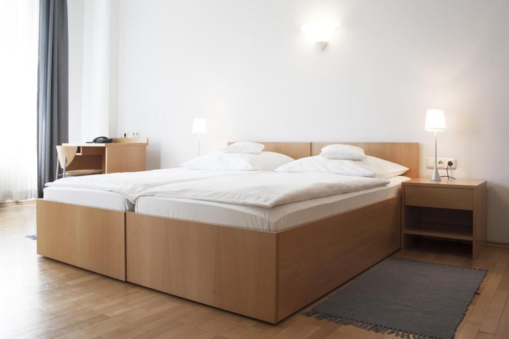 Un pat sau paturi într-o cameră la Hotel zum Scheppen Eck