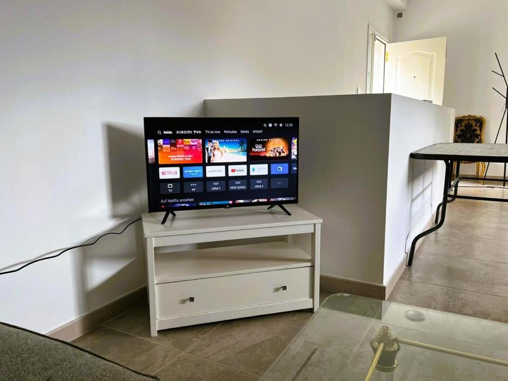 Televízia a/alebo spoločenská miestnosť v ubytovaní APOLO 1 Fantástica casa con vistas espectaculares