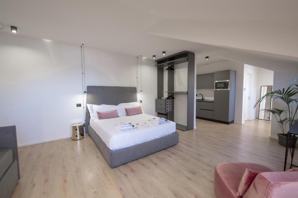 Łóżko lub łóżka w pokoju w obiekcie San Carlo Suite Torino