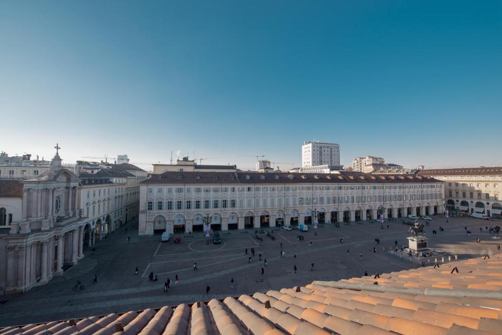 widok na plac w mieście z budynkami w obiekcie San Carlo Suite Torino w Turynie