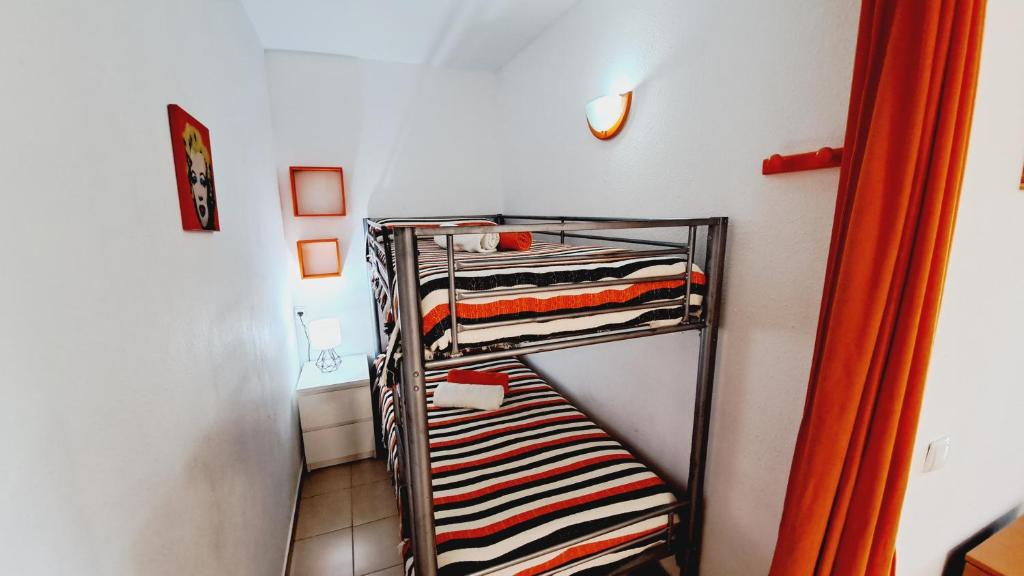 Postel nebo postele na pokoji v ubytování Apartamentos La Masia 002