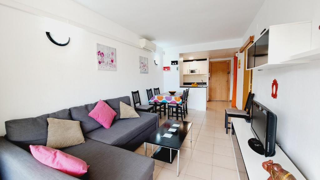 Kuchyň nebo kuchyňský kout v ubytování Apartamentos La Masia 002
