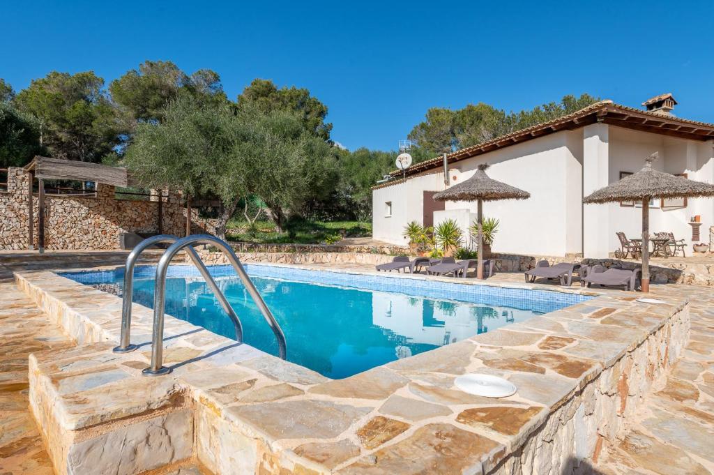 een zwembad in een villa met een huis bij Casa Joanna by Mallorca House Rent in Portocolom