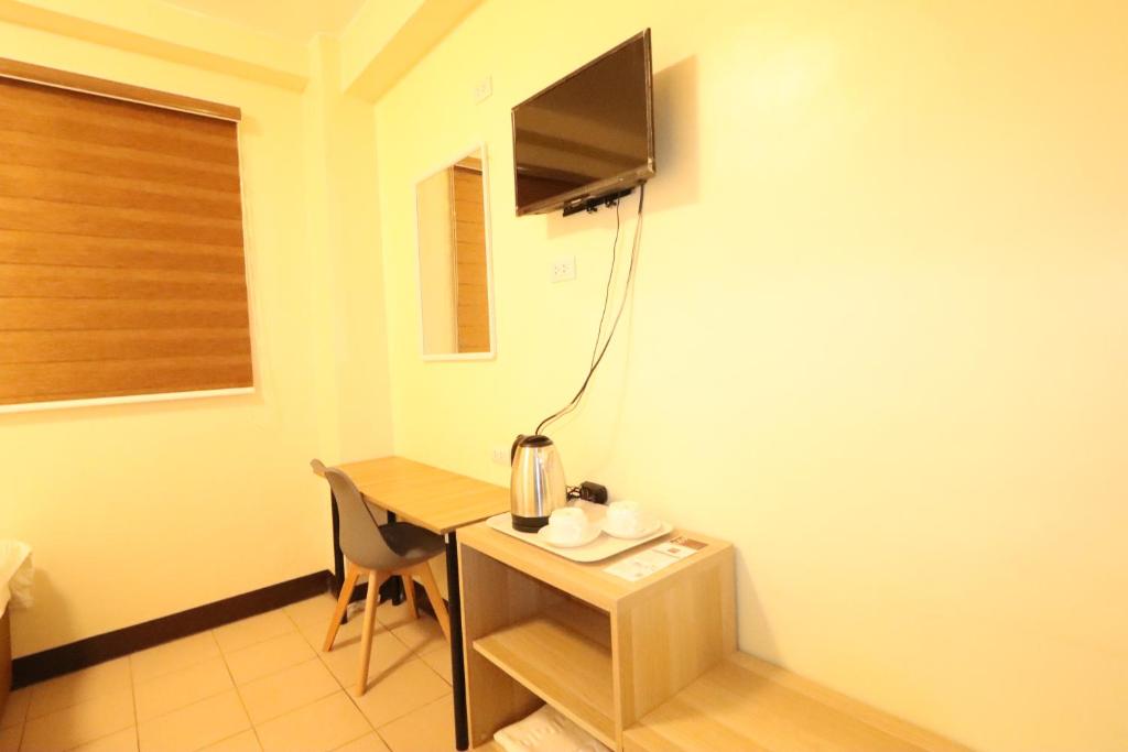 TV a/nebo společenská místnost v ubytování Leo Hotel - Lifestrong Property Inc