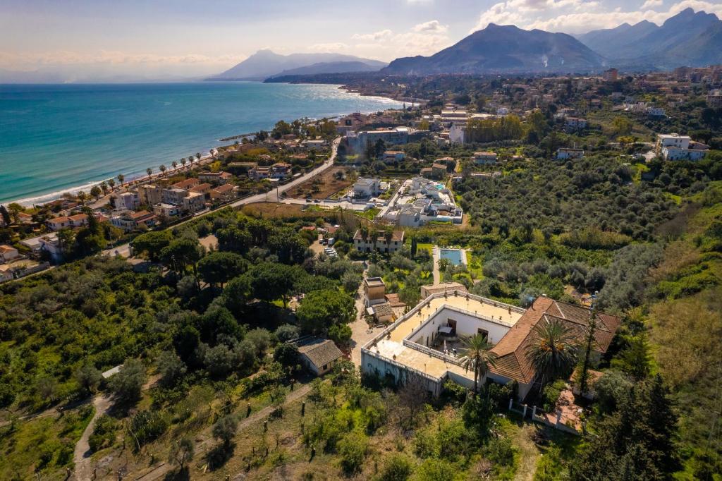 una vista aérea de la ciudad y el océano en Agriturismo Villa Cefalà, en Santa Flavia