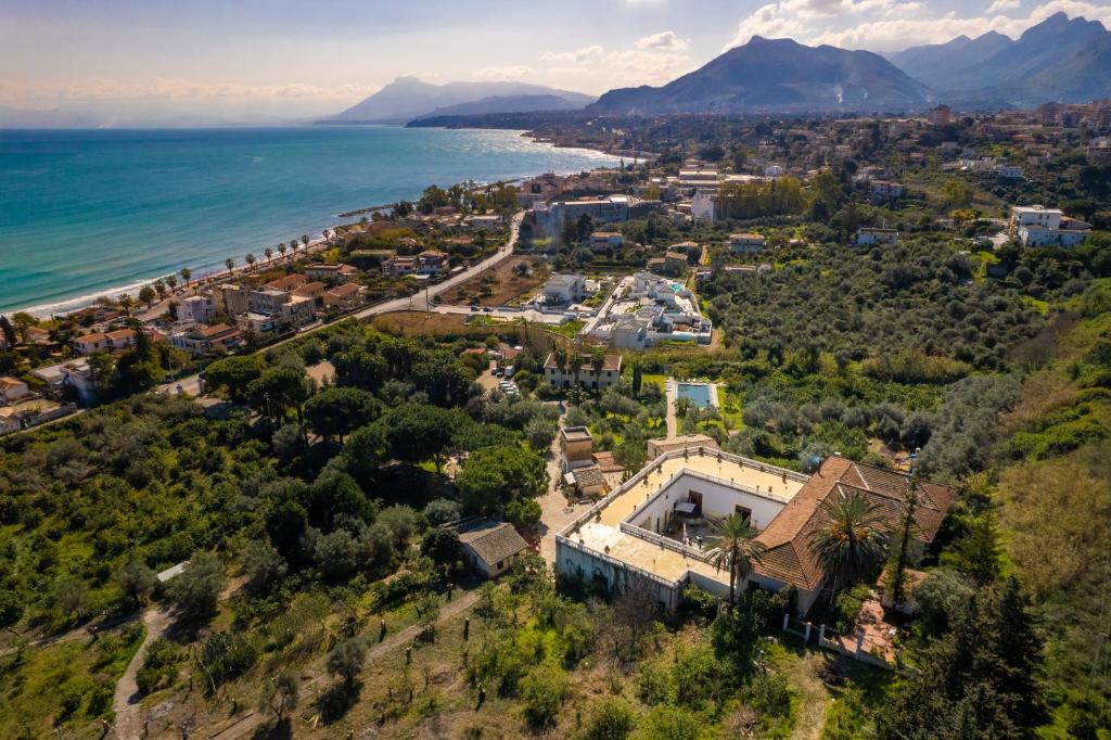 eine Luftansicht auf eine Stadt und das Meer in der Unterkunft Agriturismo Villa Cefalà in Santa Flavia