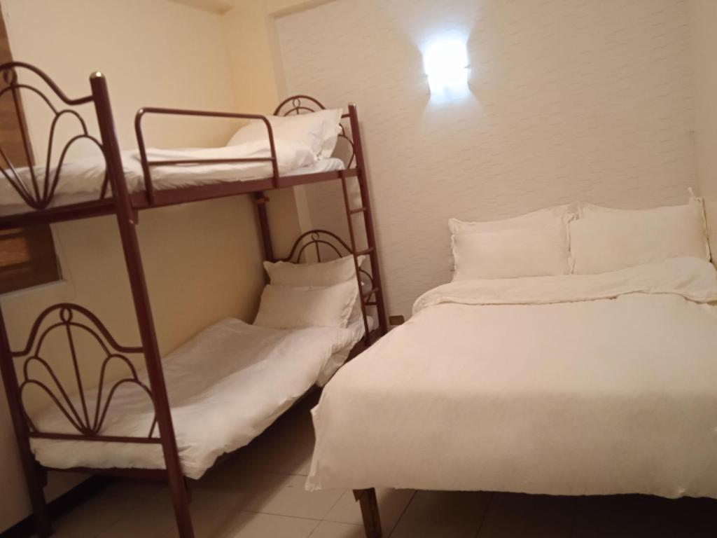Postel nebo postele na pokoji v ubytování Leo Hotel - Lifestrong Property Inc