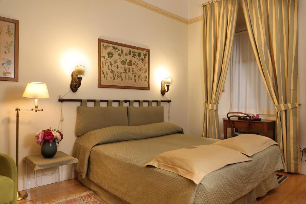 um quarto com uma cama e uma janela em Residenza Le 6 A em Trieste