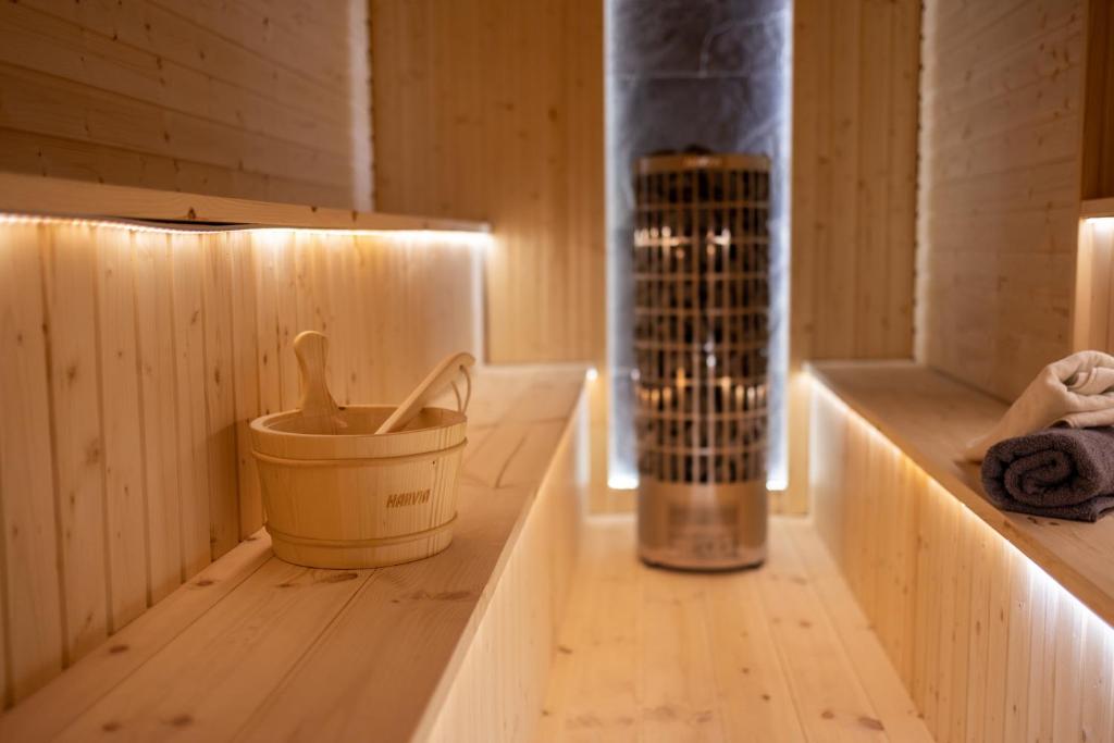 sauna con pavimento in legno e bottiglia di acqua minerale di Pensjonat Laworta Ski a Ustrzyki Dolne